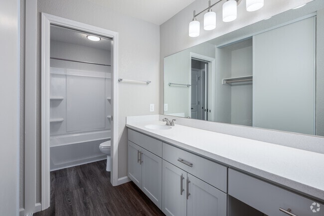 1 habitación, 1 baño, 721 pies cuadrados, baño