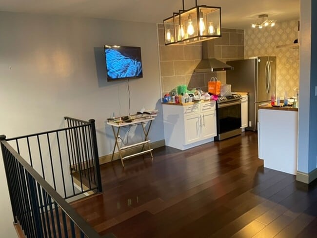 Building Photo - Spacious Townhome 2Bed/1Bath- Available July 1