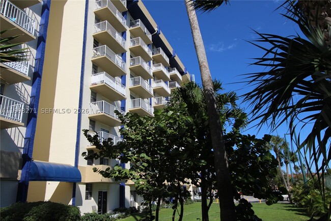Building Photo - 4550 NW 9th St Unit 811E