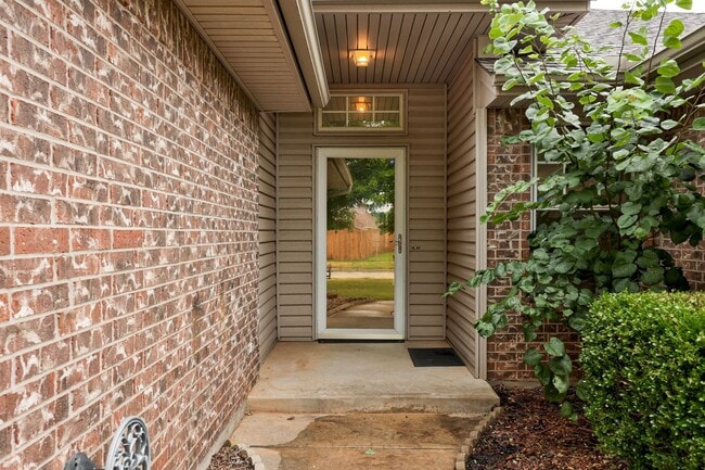 Photo - Beautiful 3x2 with Sunroom in Yukon