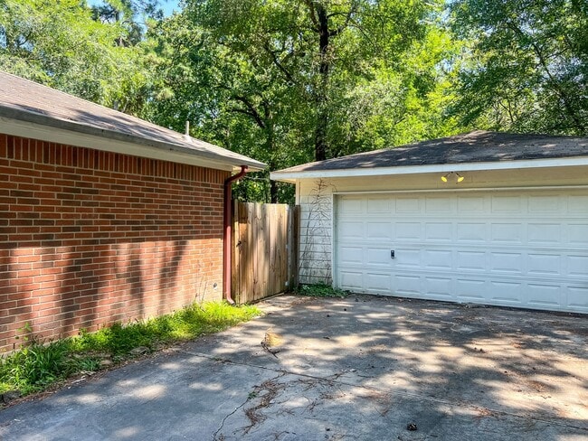Building Photo - 327 Chateau Woods Pkwy Dr Rental