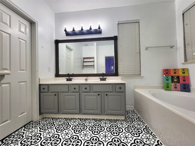 Photo - 7334 Jacobs Well Dr