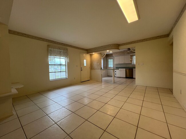 Photo - ** Annual ** 2 Bed / 2 Bath ** Single Fami...