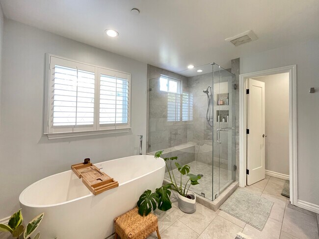 Master Bath with double sided fireplace and soaking tub - 2111 Nelson Ave