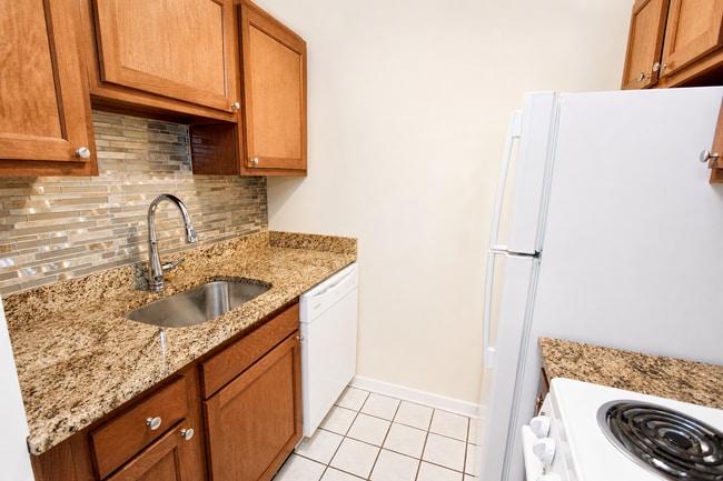 FENWYCK APARTMENTS -- 024