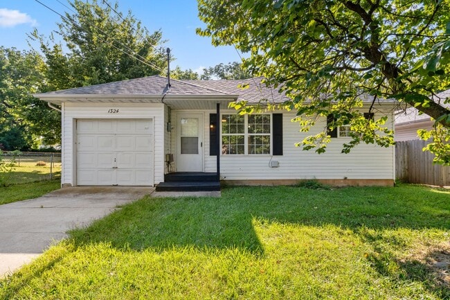 Building Photo - Updated 3 bed/1 bath home! With a 1 car ga...