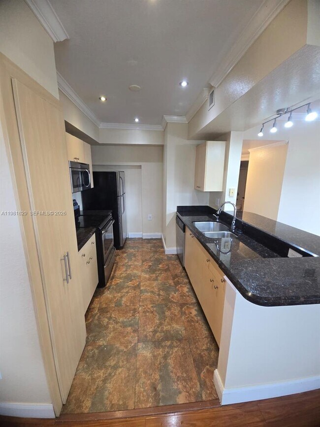 Building Photo - 2536 Centergate Dr Unit 204