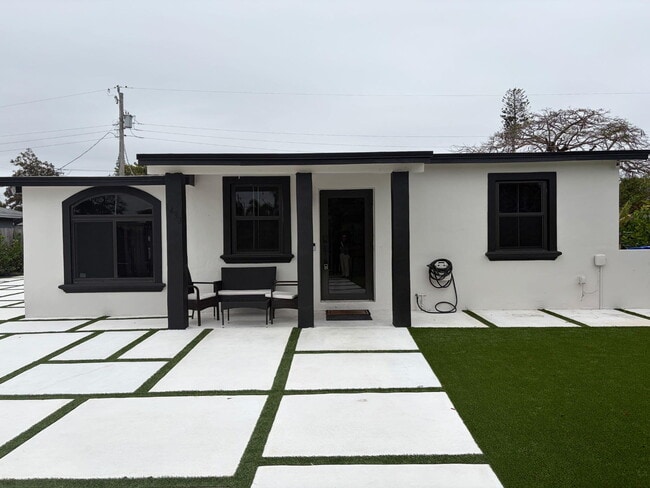 Building Photo - 1433 NE 53rd Ct