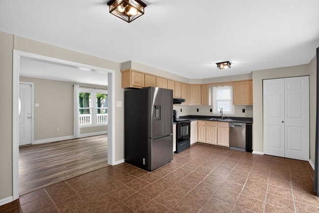 Photo - 915 Crystal Rock Rd