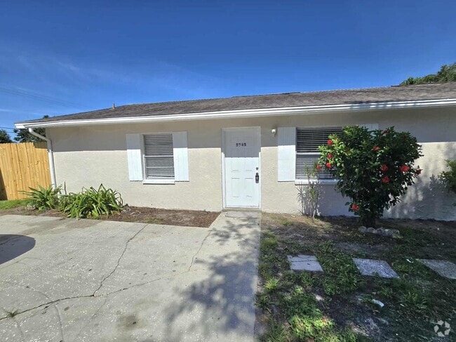 Building Photo - NEWLY RENOVATED 3 Bedroom 1.5 Bath now for... Rental