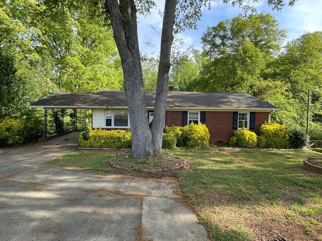 Building Photo - Large 4 bedroom 3 bathroom house with finished basement/bonus room