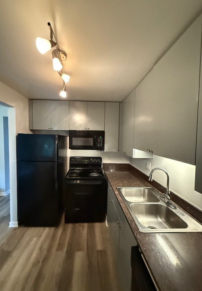 Kitchen - 514 Spruce Dr Unit 1