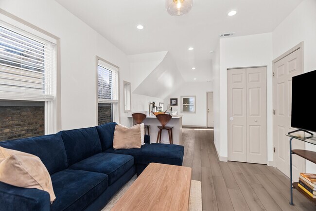 Photo - 2846 N Troy St Unidad 2