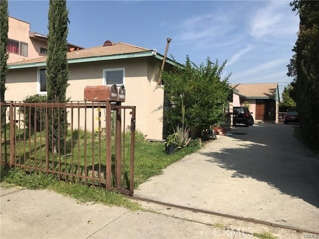 Building Photo - 1325 W 36th Pl