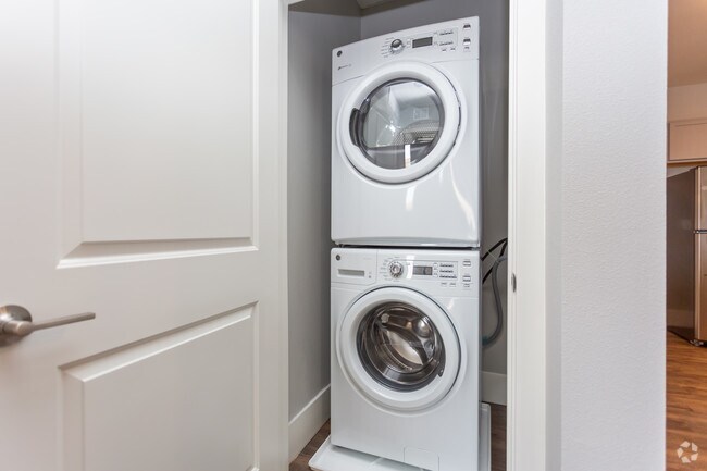 2BR, 2BA - 951 SF