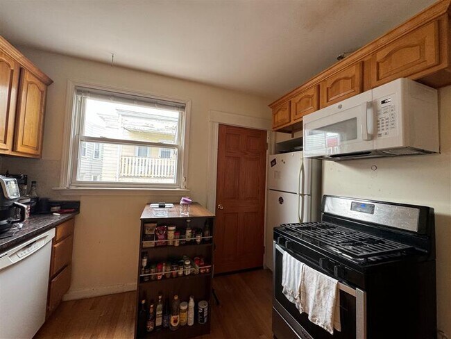33-35 Magnus Ave