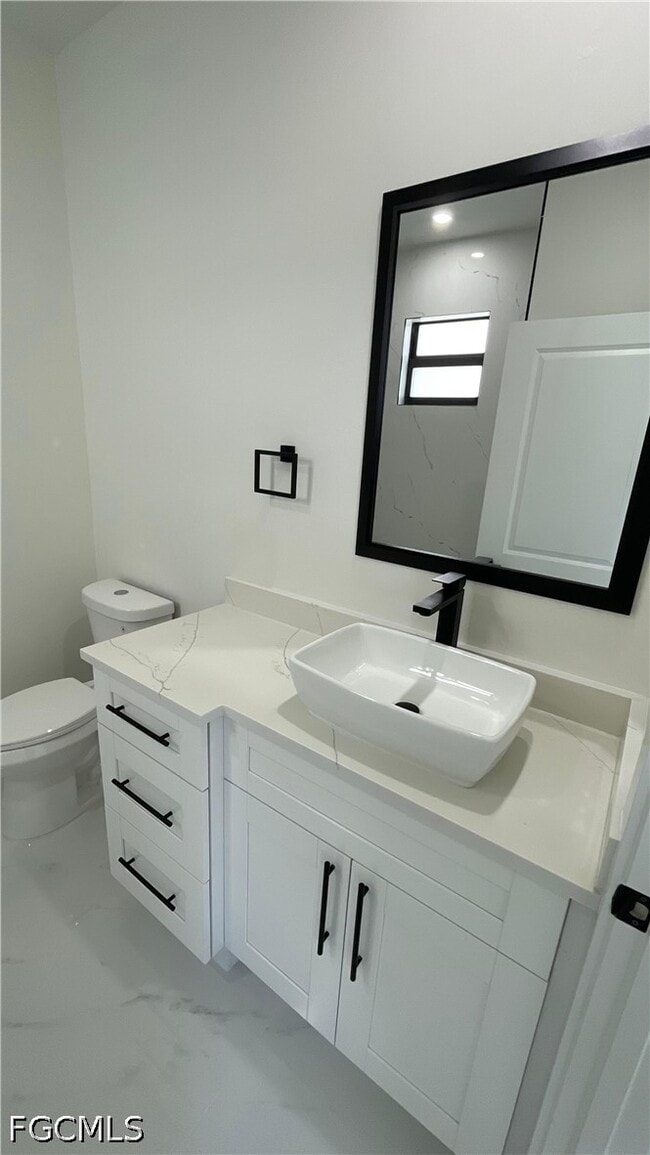 Photo - 528 Raintree St E