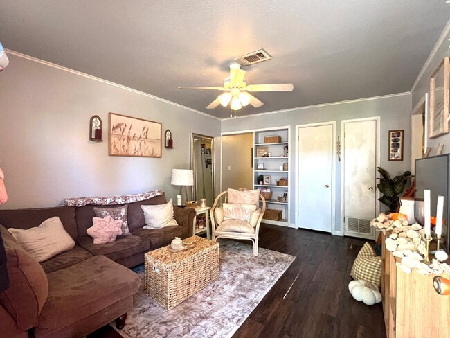 Building Photo - 2 bedroom- Walk to Campus!!