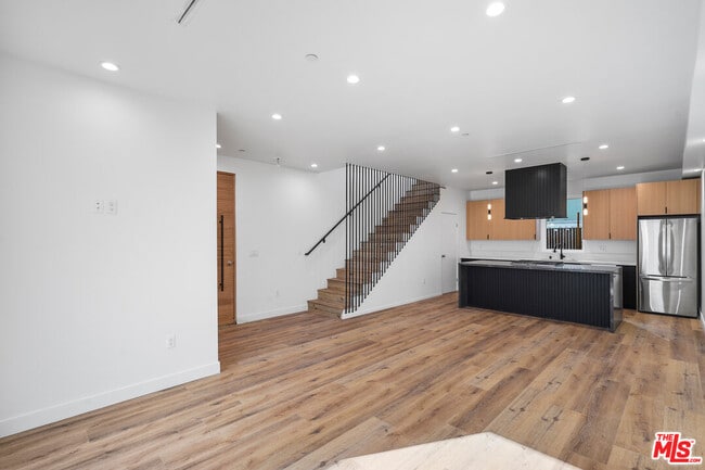 Photo - 839 N McCadden Pl