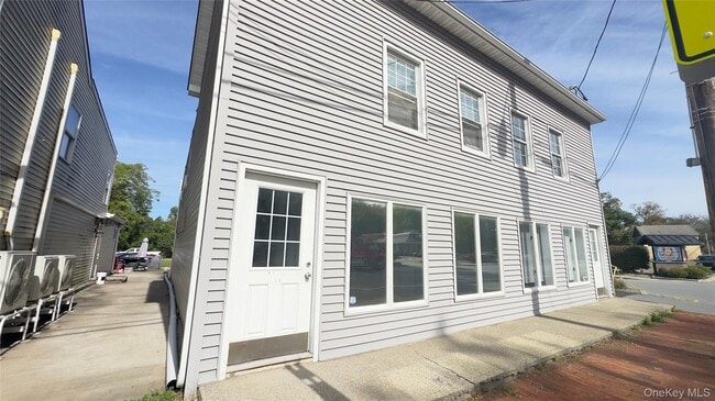 Building Photo - 1617 Main St Unit 3