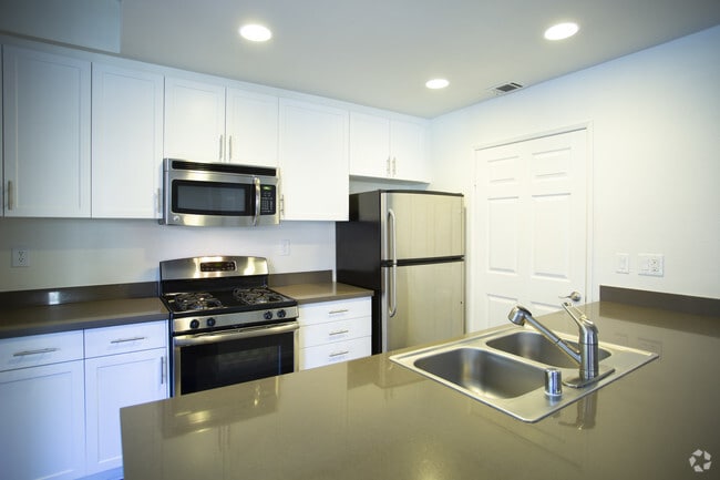 2BR, 2BA-1066 SF