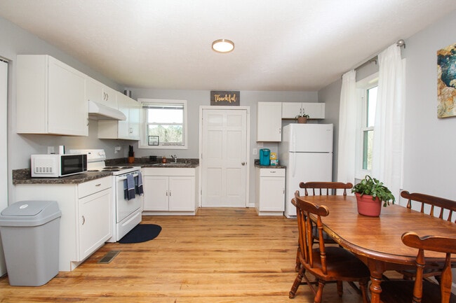 Shared Kitchen - 703 Celeste Ave Unit House