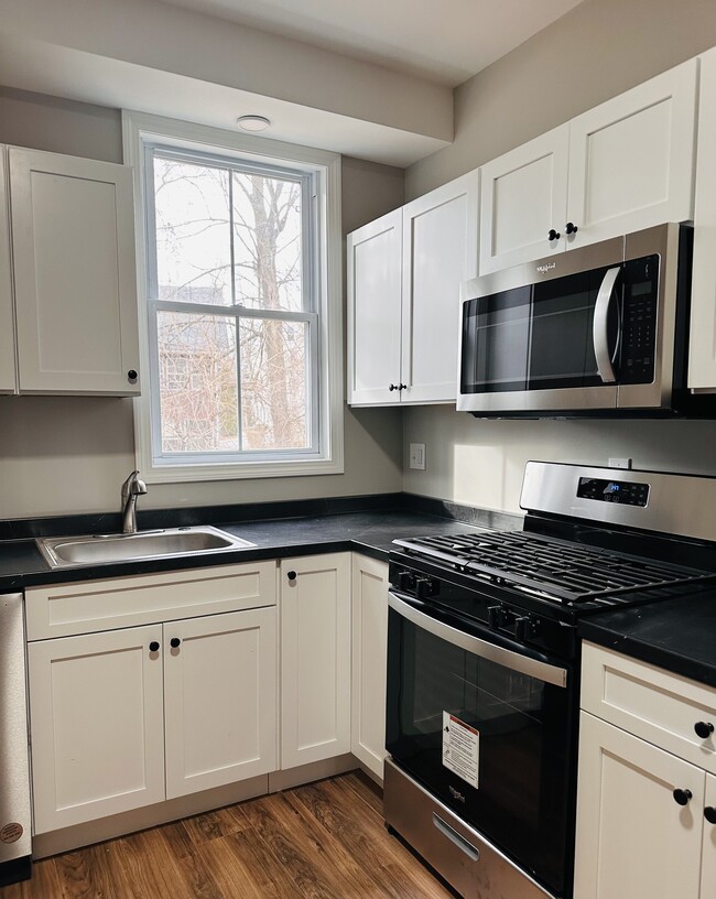 19 Thompson St Unit B