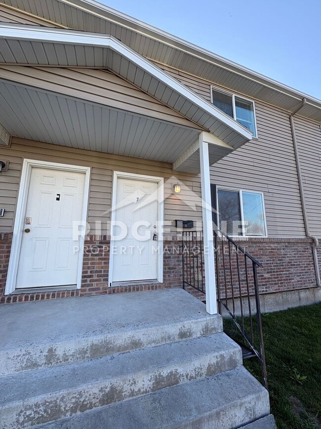 Building Photo - 345 S Byron Ave Unit 7