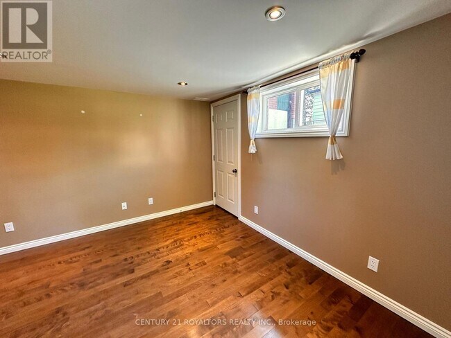 Photo - 404 Trent St W