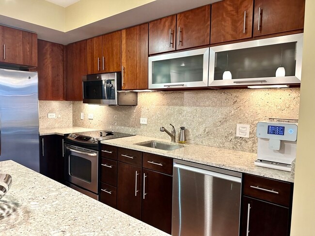 Kitchen - 1025 1st St SE Unit 803