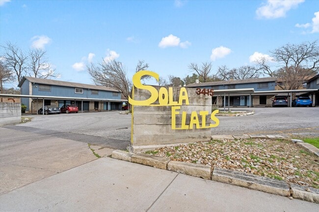 Building Photo - Perfectly Located Townhome in South Austin Unit 103