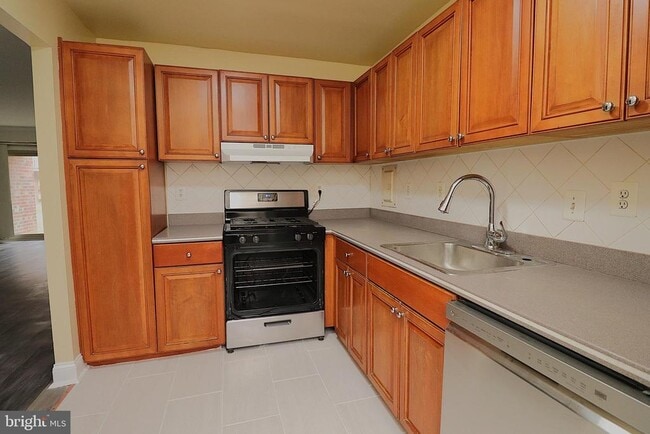 Building Photo - 6010 Westchester Park Dr Unit T2