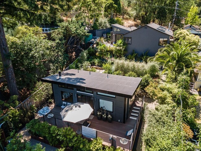 Building Photo - STUNNING STAND ALONE ADU STUDIO UNIT WITH TOP OF THE LINE FINISHES AND GREAT OUTDOOR SPACE