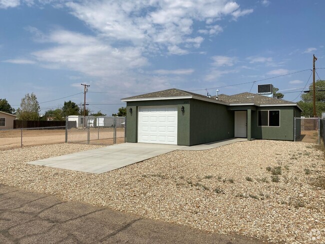 Building Photo - 2 Bedroom 2 Bathroon Home