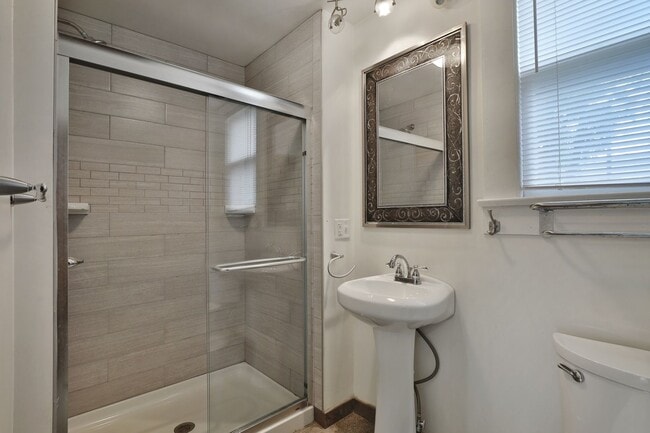 Photo - Great CENTRAL Location 5 Bedroom House - V...