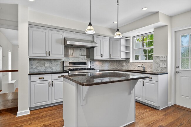 Photo - 737 19th Ave N