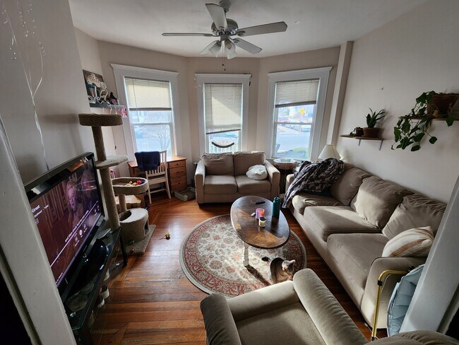 Building Photo - 140 Brooks St Unit 1 Rental