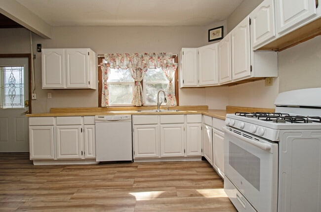 Photo - 818 7th Ave N