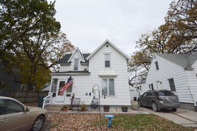 Building Photo - 605 11th St NW Unit #B Upper