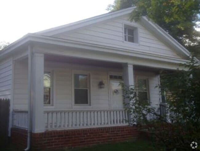 Building Photo - 3 bed 2 bath house. Laundry, all electric,...