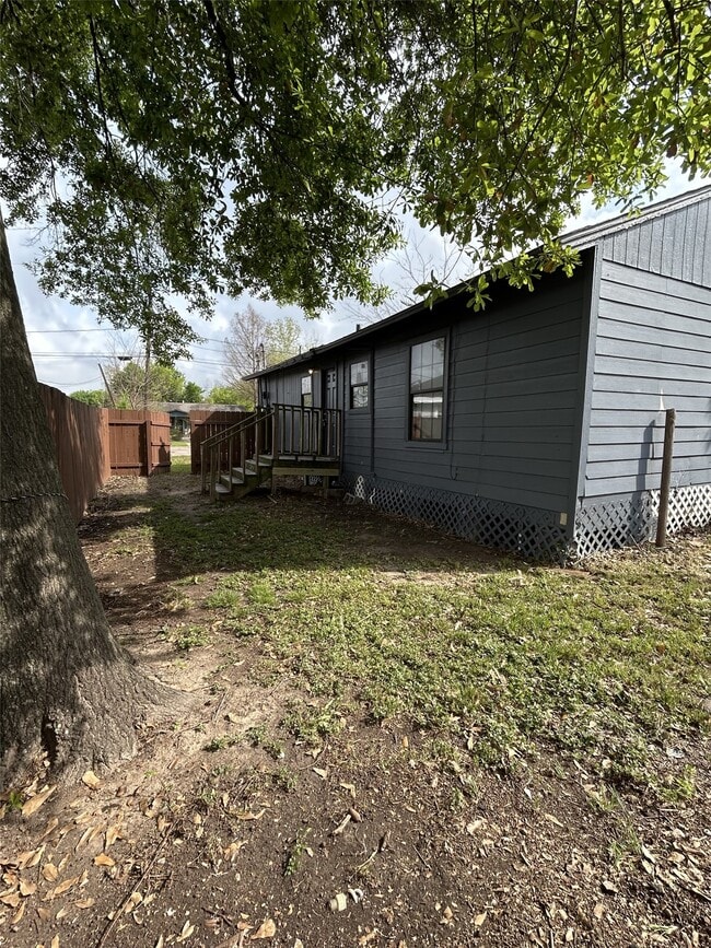 Photo - 301 W Austin Ave