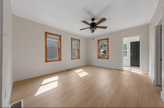 Photo - 210 W Holly St