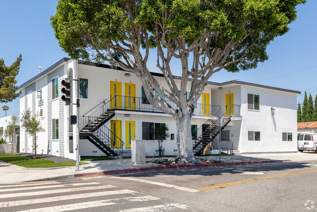 Prime Santa Monica Location - 2626 Cloverfield Blvd Apartments