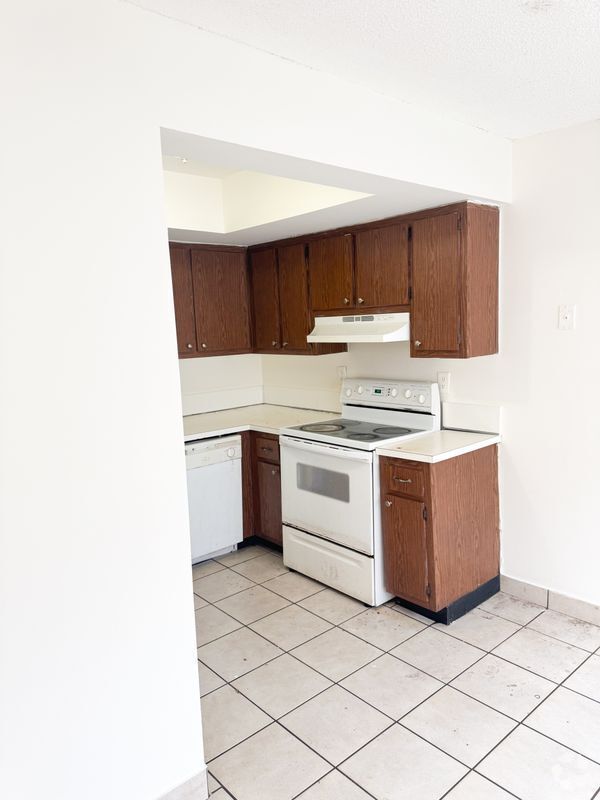 Building Photo - 5944 NW 21st St Rental