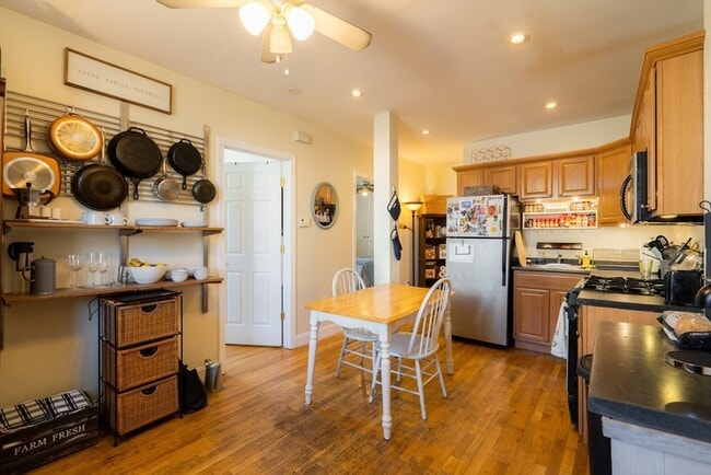 Building Photo - 328 Beacon St Unit 1F