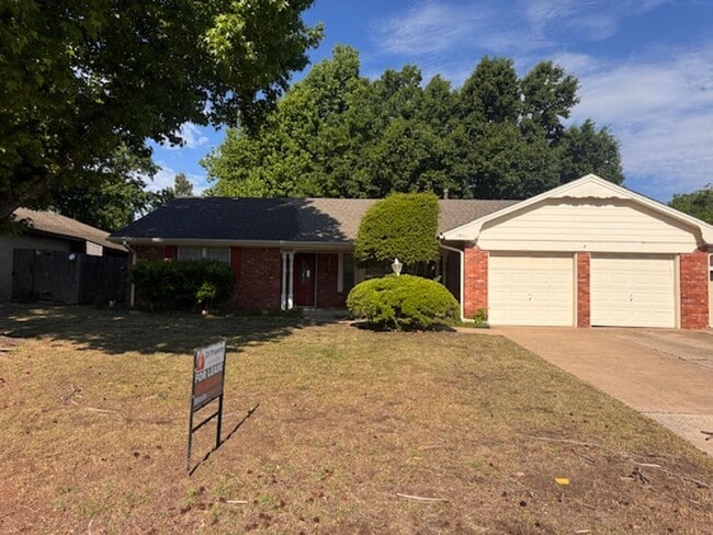 Building Photo - 2 living areas and a bonus room, new flooring and paint!  Call today for your personal tour 405-6...