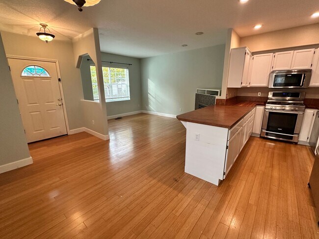 Photo - 2 Bed, 2 1/2 Bath townhome close to the River!