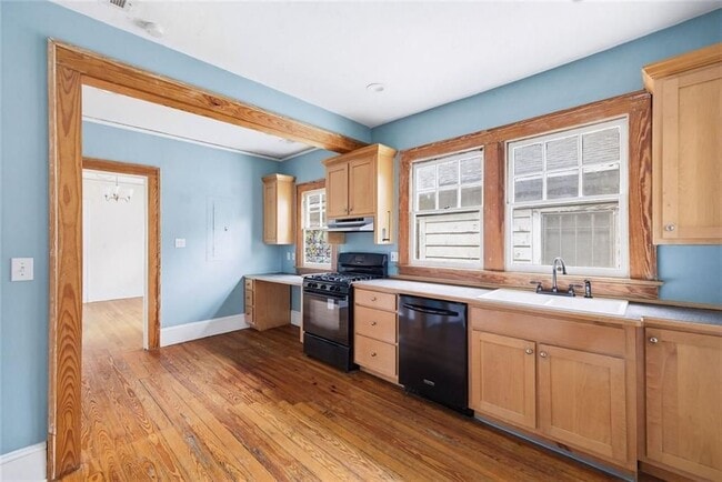 Photo - 114 E Maple St