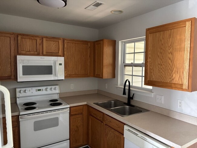 Photo - 122 Hornby Cir