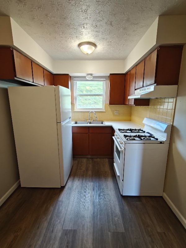 Photo - 458 Sheraton Dr NW